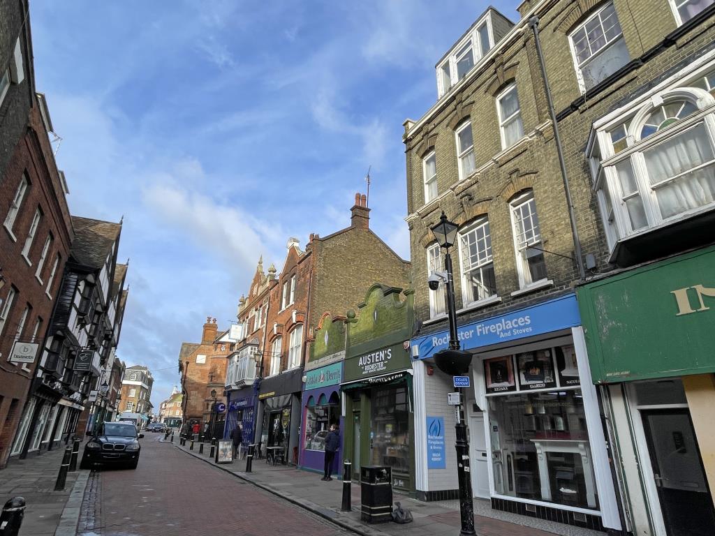 Lot: 65 - TOWN CENTRE RESIDENTIAL INVESTMENT WITH COMMERCIAL GROUND RENT - Rochester High Street
